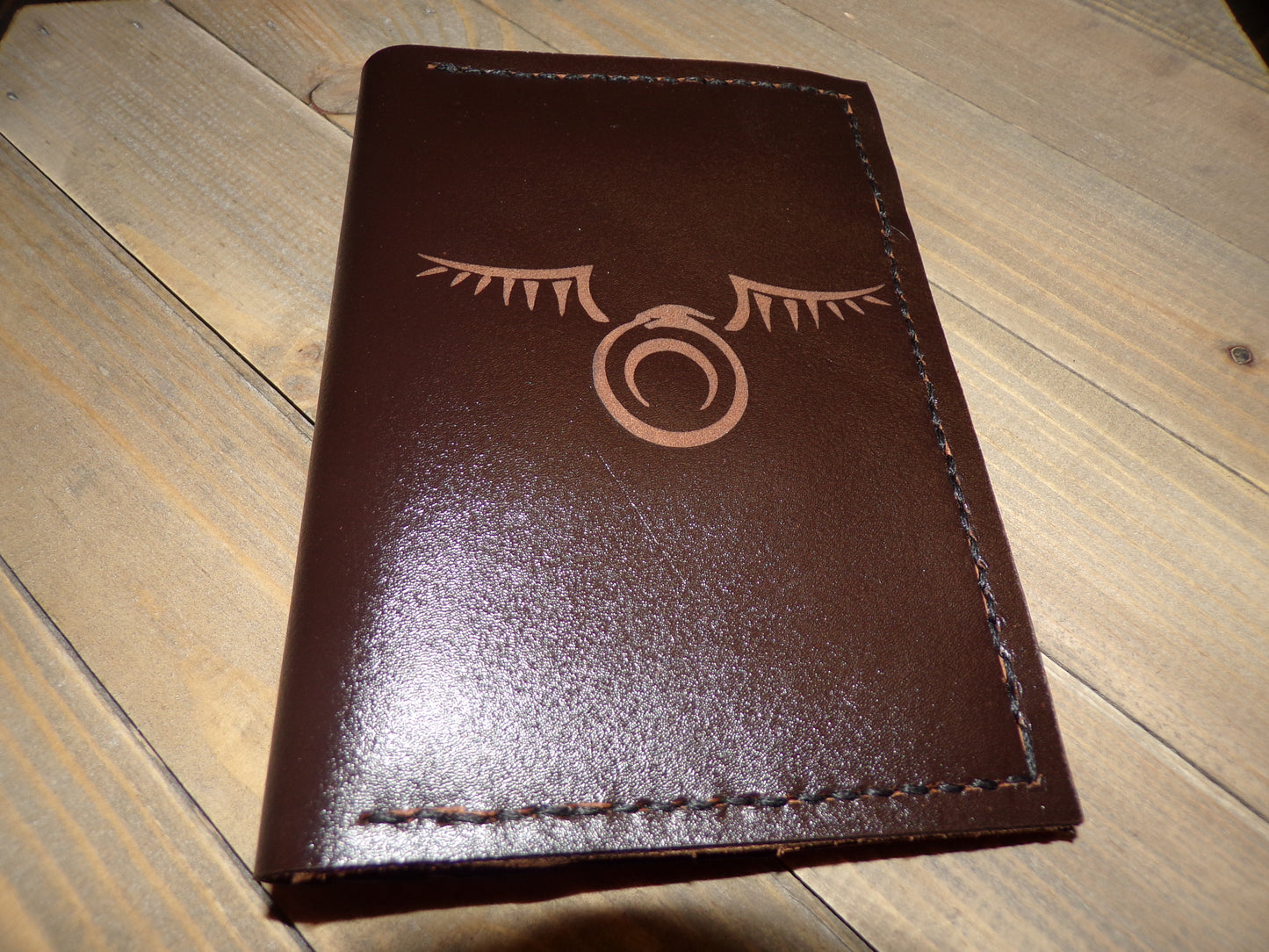Étui pour passeport/carnet en cuir gravé Styx