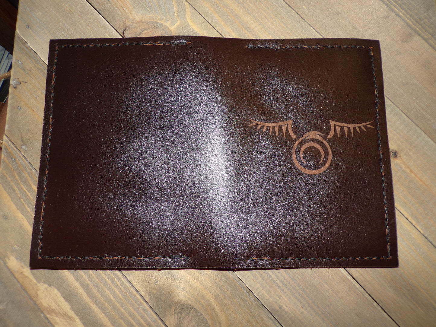 Étui pour passeport/carnet en cuir gravé Styx