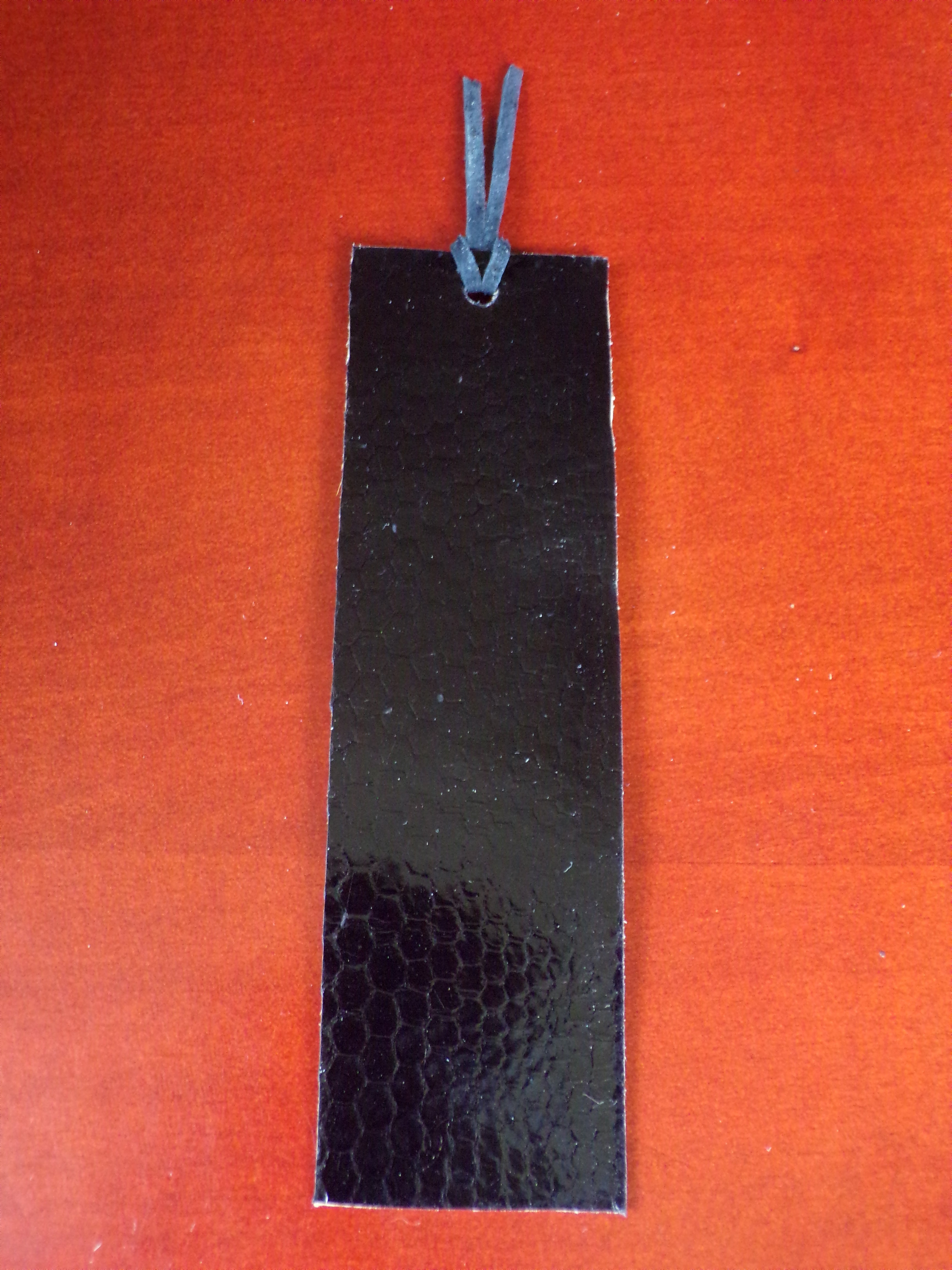 Marque-page en cuir avec nœuds celtiques et coeurs