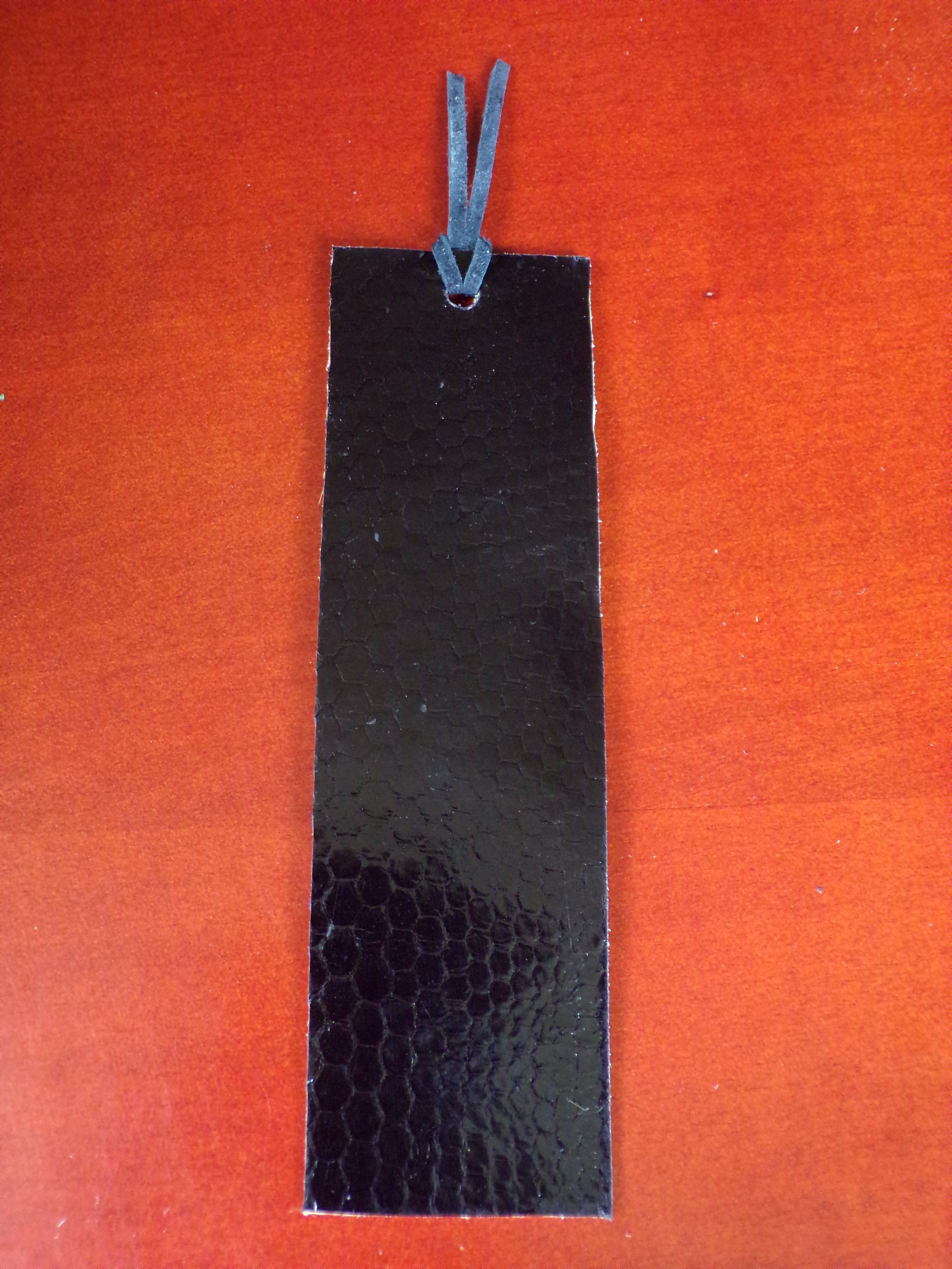 Marque-page en cuir avec nœuds celtiques et coeurs