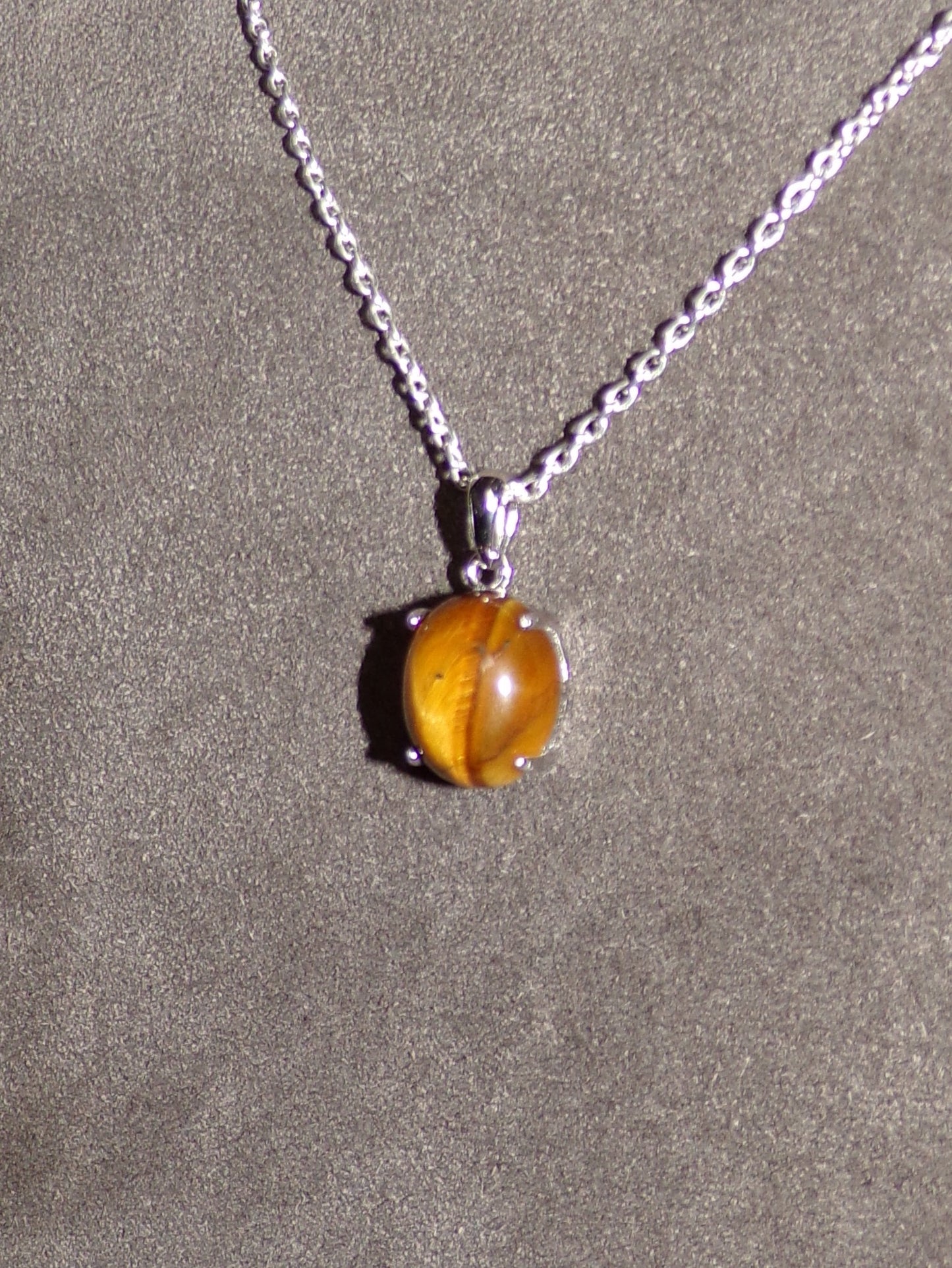 Collier en œil de tigre avec monture et chaîne en argent sterling