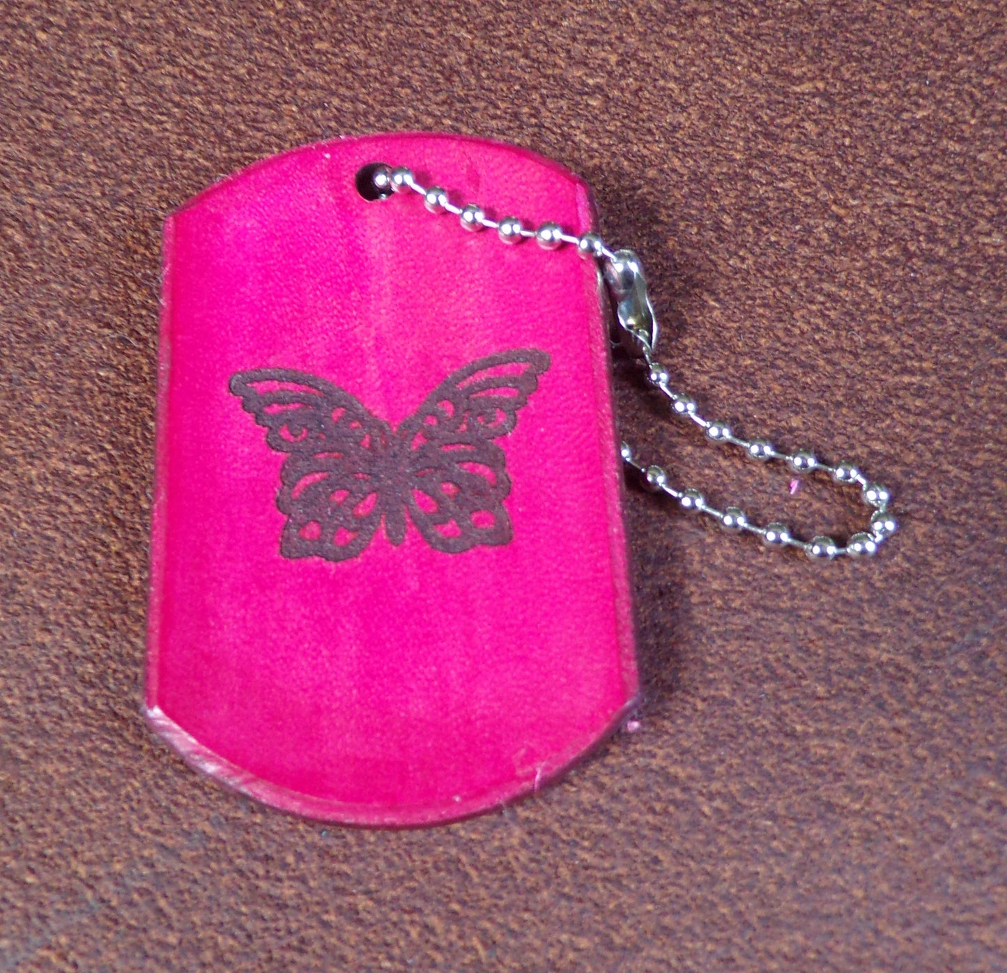 Porte-clés en cuir avec plaque d'identité papillon rose