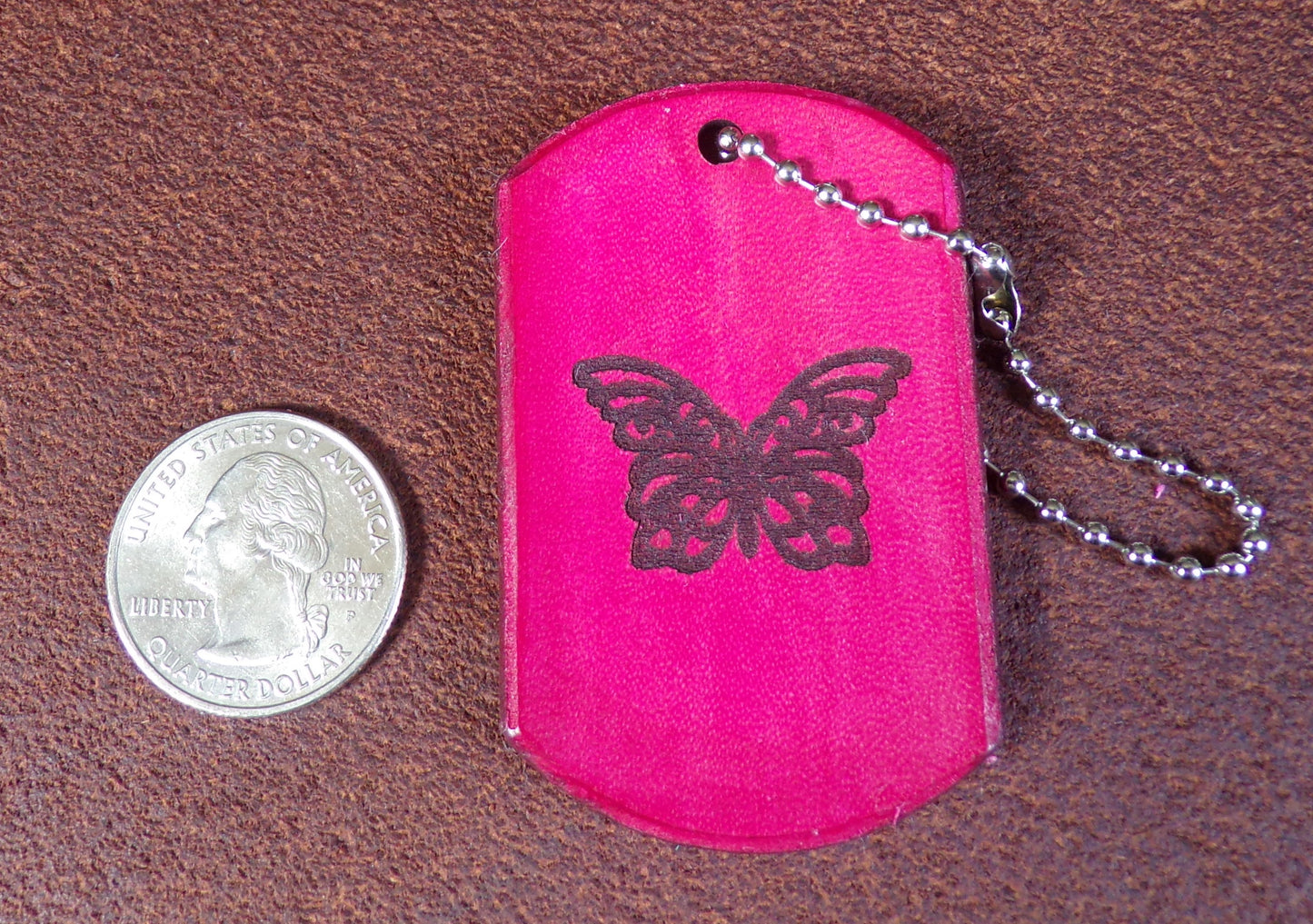 Porte-clés en cuir avec plaque d'identité papillon rose