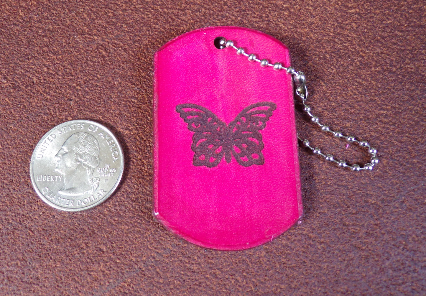 Porte-clés en cuir avec plaque d'identité papillon rose