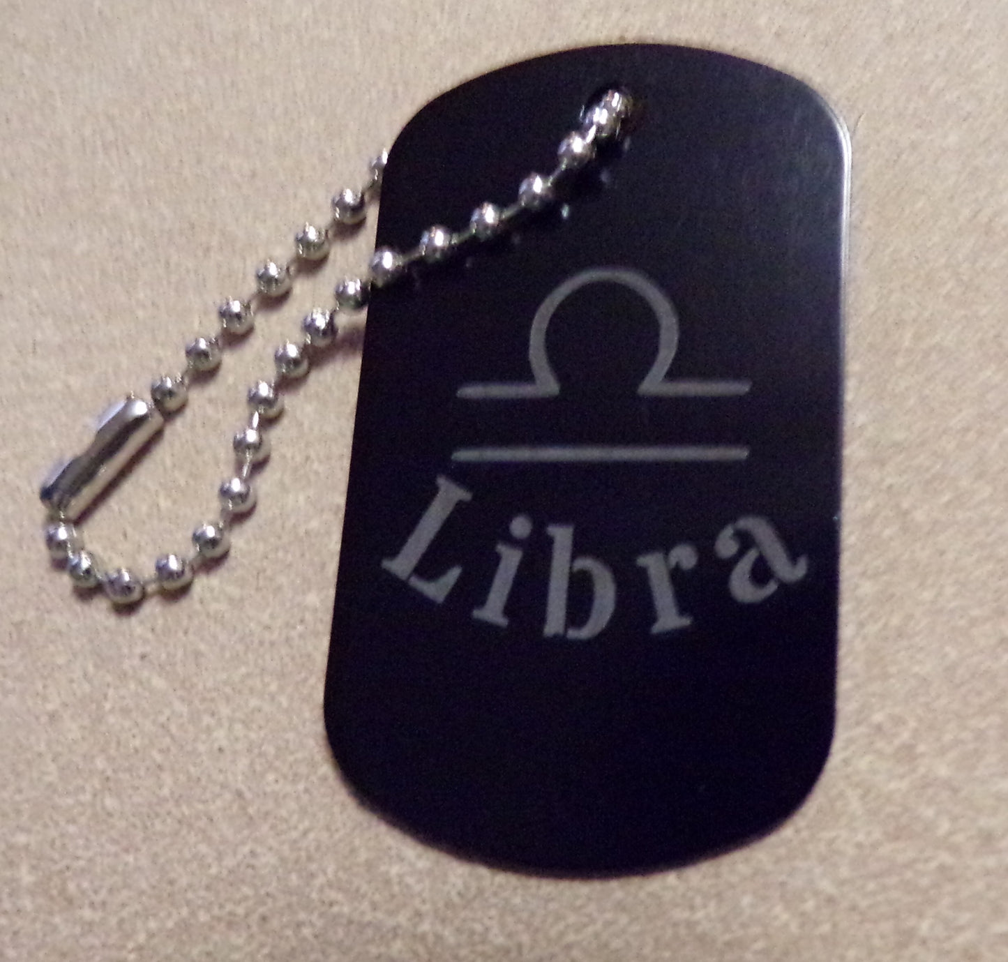 Llavero de metal con placa de identificación de Libra grabada con el signo del zodiaco