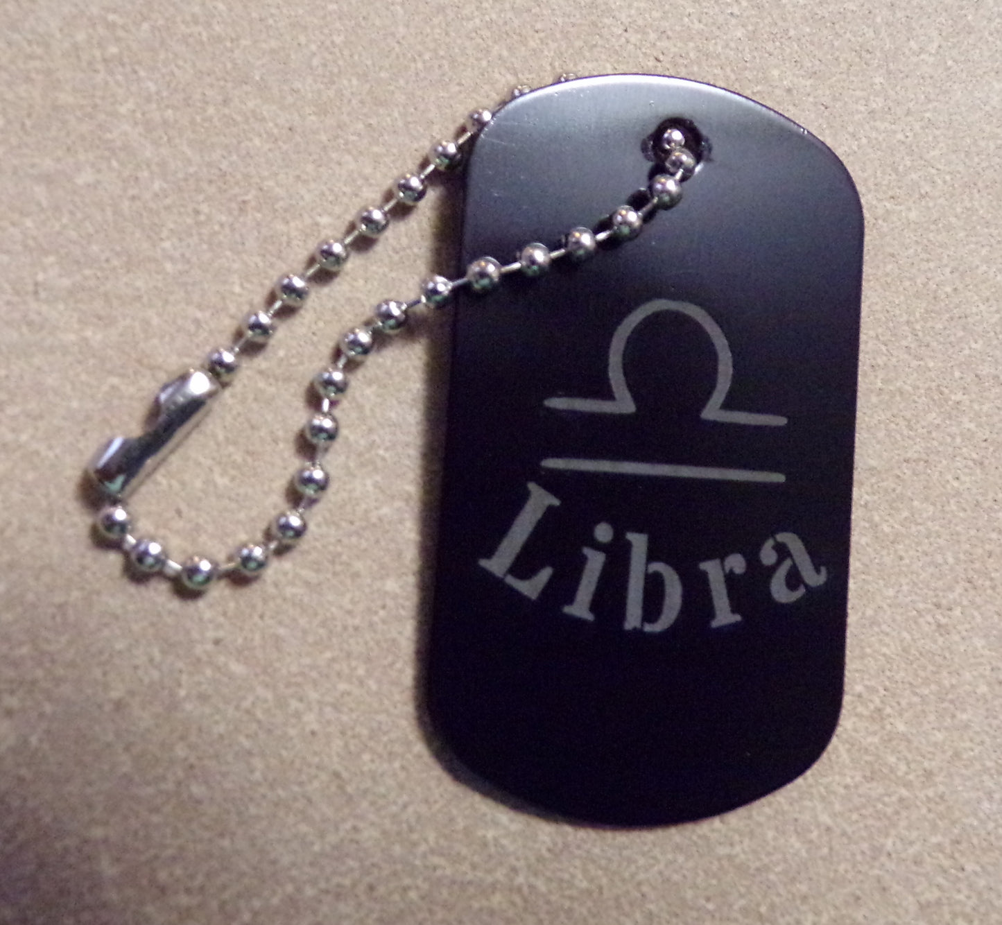 Llavero de metal con placa de identificación de Libra grabada con el signo del zodiaco