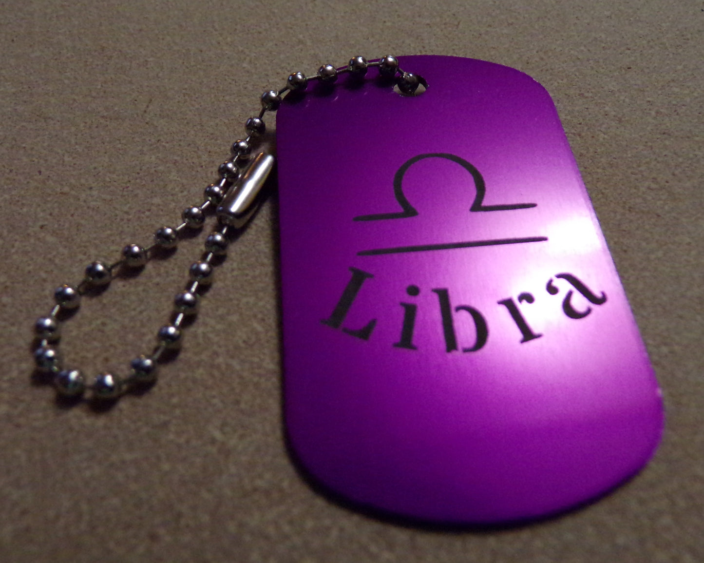 Llavero de metal con placa de identificación de Libra grabada con el signo del zodiaco