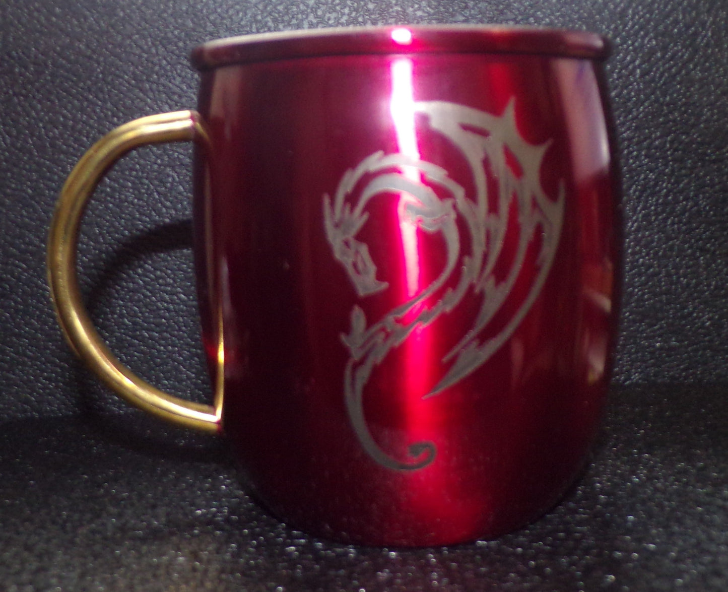 Taza Mule con grabado de dragón en color rojo