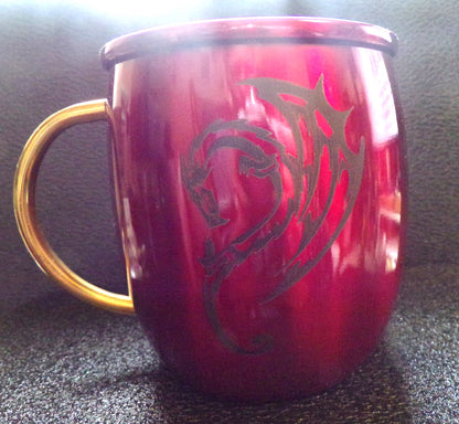 Taza Mule con grabado de dragón en color rojo