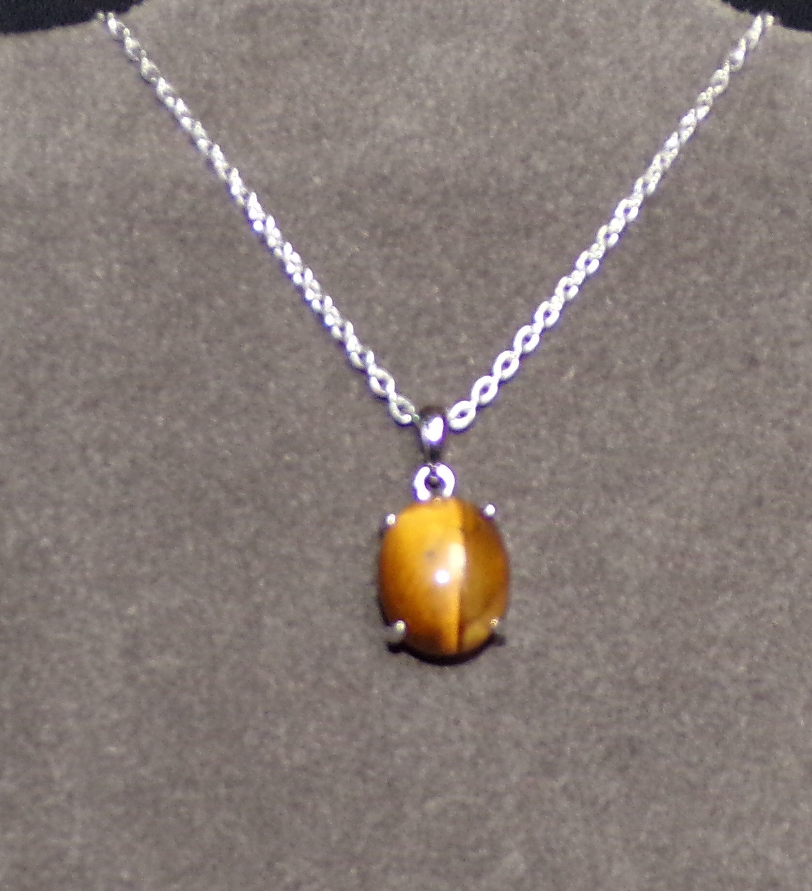 Collier en œil de tigre avec monture et chaîne en argent sterling