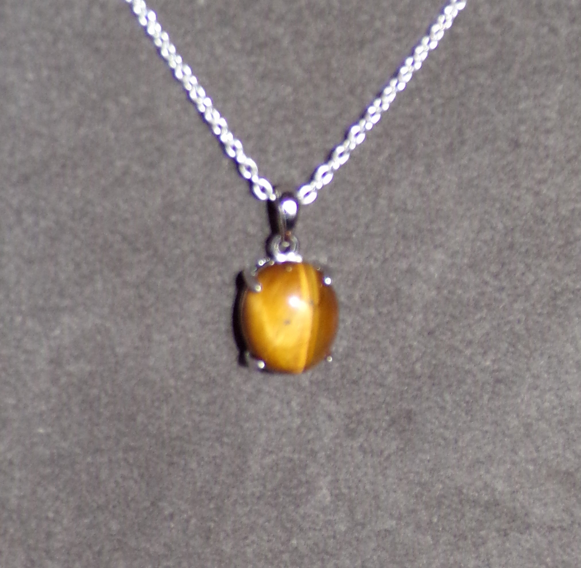 Collier en œil de tigre avec monture et chaîne en argent sterling