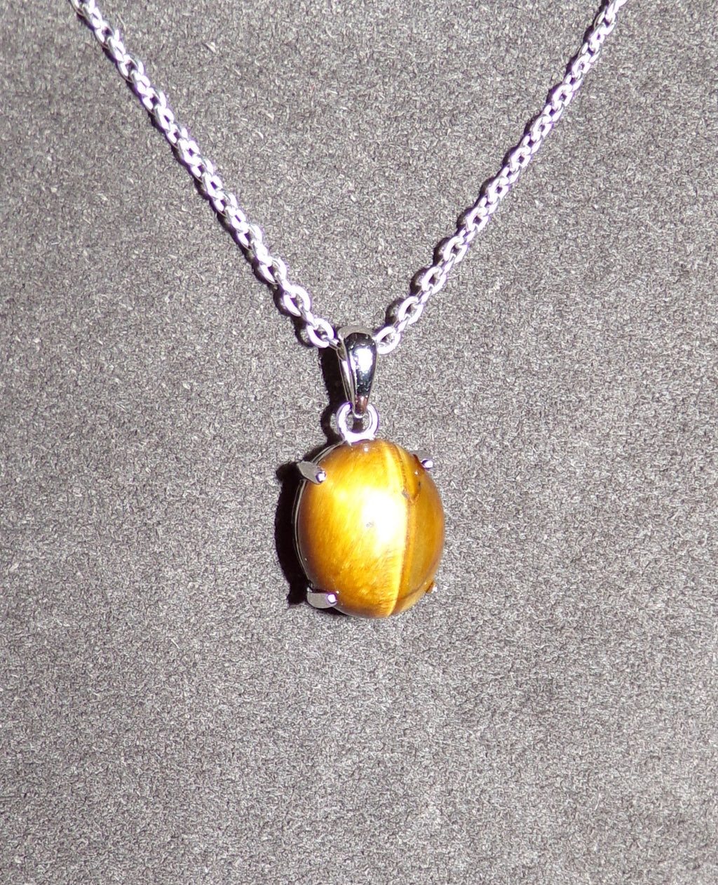 Collar de ojo de tigre con engaste y cadena de plata de ley