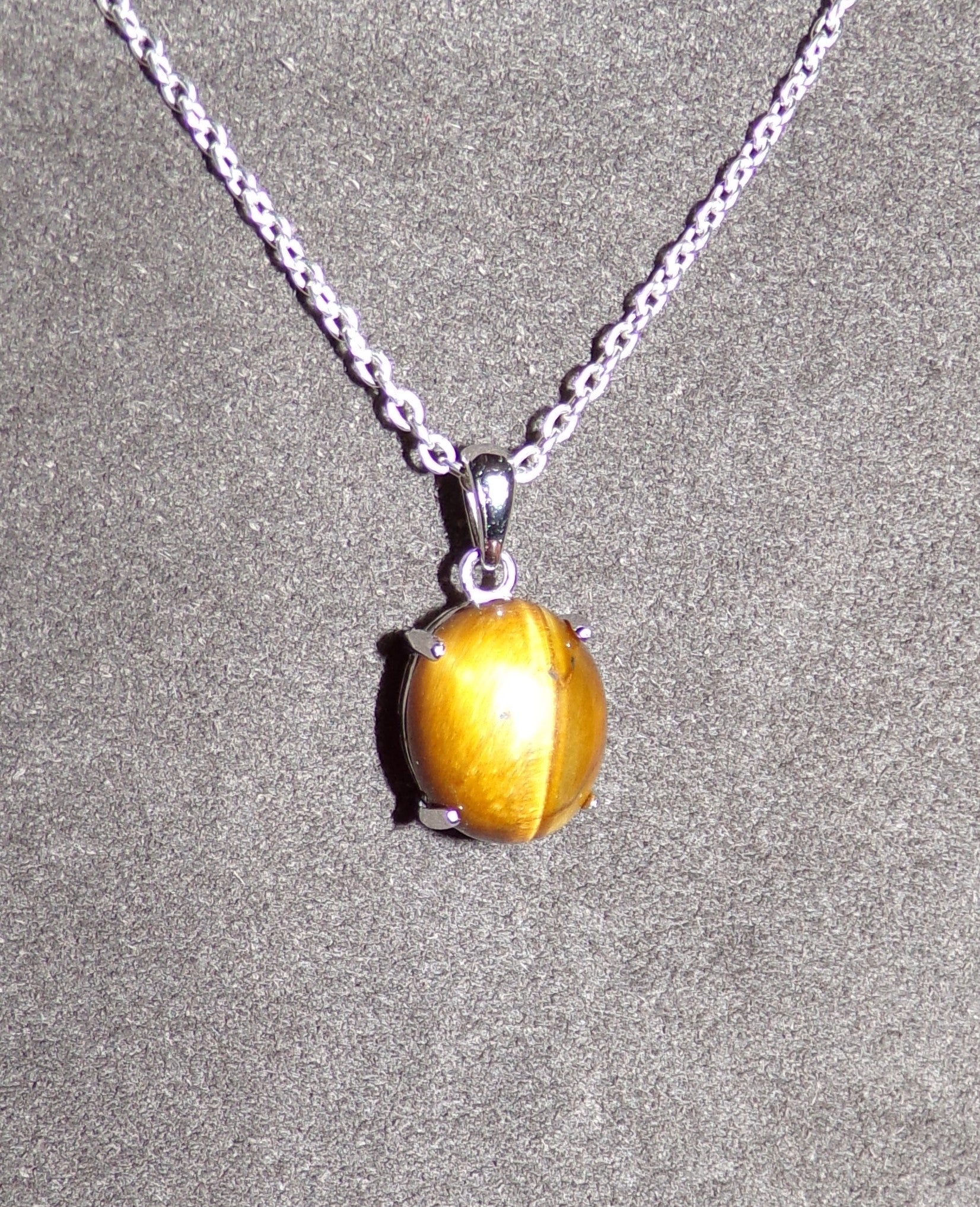 Collar de ojo de tigre con engaste y cadena de plata de ley